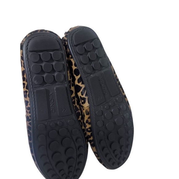 Vionic Leopard Pattern Flats - Picture 4 of 8